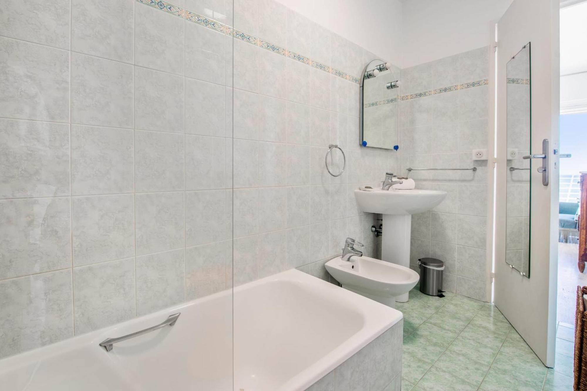 Le Balcon Sur La Baie - Welkeys Apartment Cagnes-sur-Mer Exterior photo
